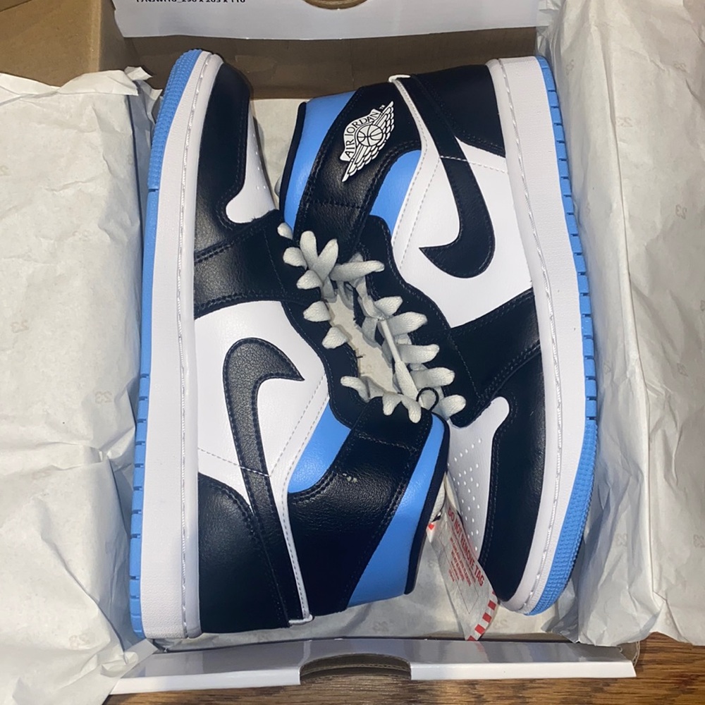 WMNS AIR JORDAN 1 MID 'UNIVERSITY BLUE’
